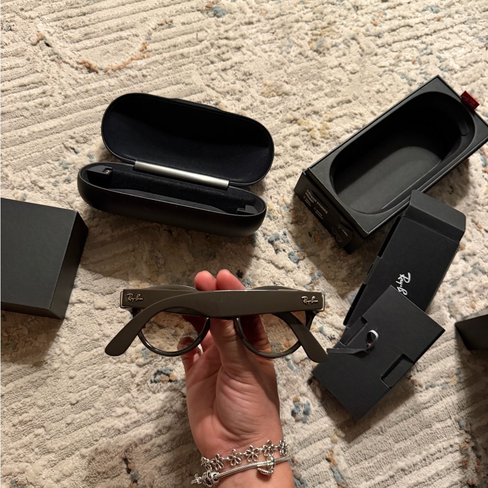 Ray-Ban Round Meta glasses with Case